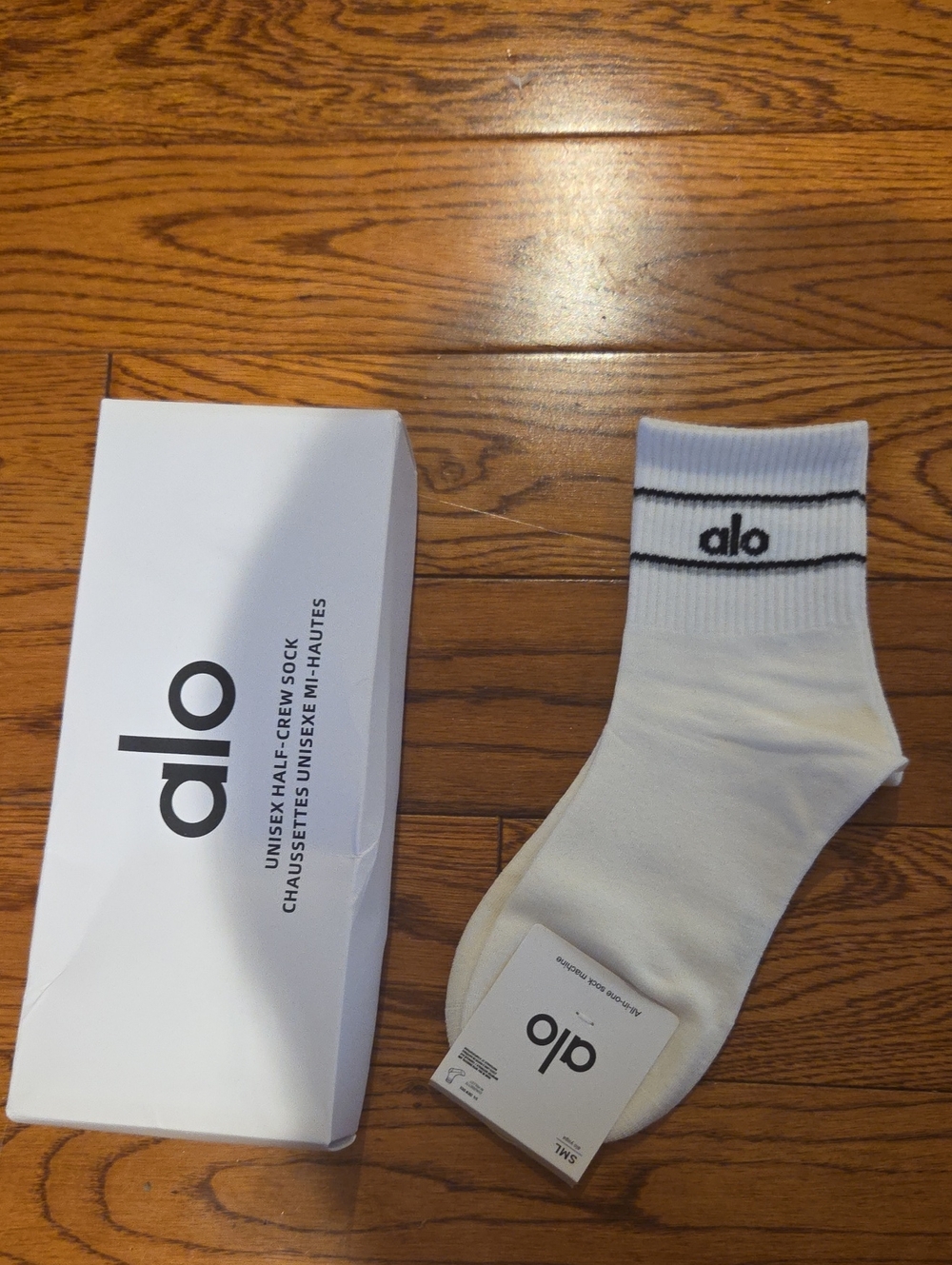 ALO Yoga White Crew Socks with Black Logo Stripes. NWT. Size m. Unisex
